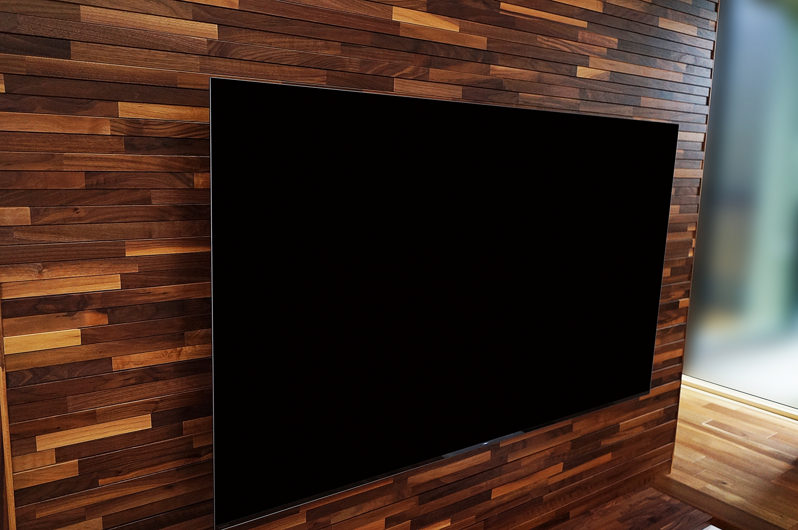 こだわりのウッドタイル壁と配線イメージに合わせてソニー・ブラビア有機ELテレビ「KJ-65A8F」を壁掛け 画像No.1