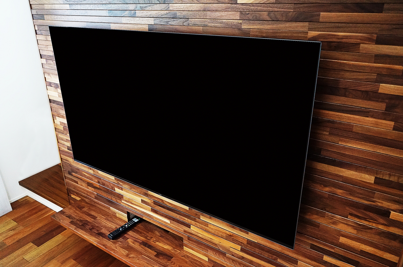 こだわりのウッドタイル壁と配線イメージに合わせてソニー・ブラビア有機ELテレビ「KJ-65A8F」を壁掛け 画像No.2