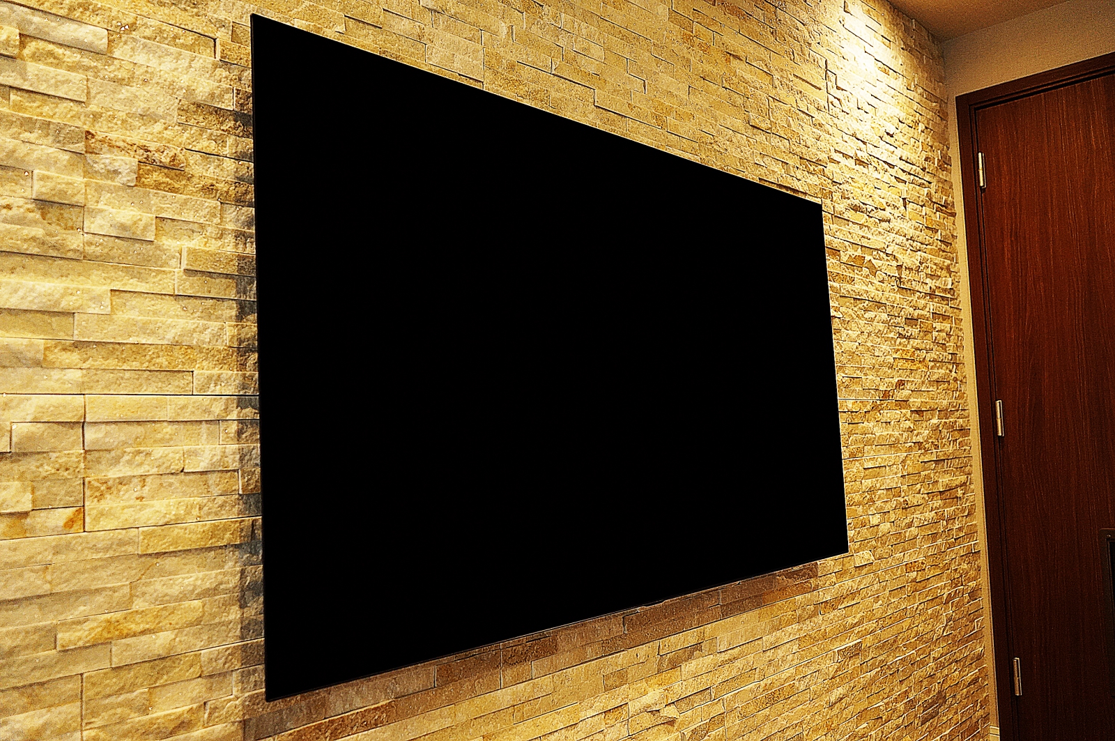 デザインウォールがとても美しく壁掛けテレビの事を考えられた空間にLG製・65インチ有機ELテレビ「OLED65C8PJA」を壁掛け 画像No.1