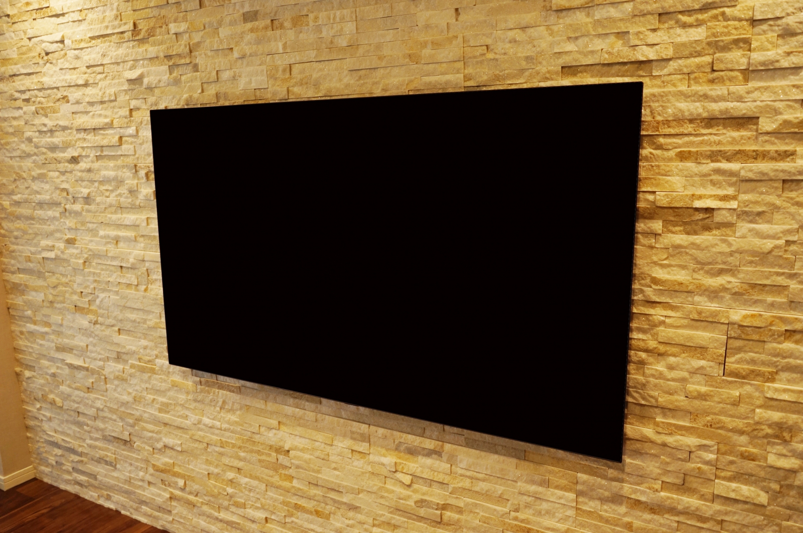 デザインウォールがとても美しく壁掛けテレビの事を考えられた空間にLG製・65インチ有機ELテレビ「OLED65C8PJA」を壁掛け 画像No.2