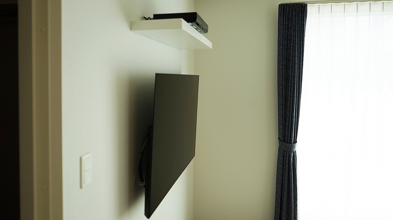 リビングでスッキリさと稼働するテレビを強く意識されてPanasonic・VIERAの55インチ有機ELテレビ「TH-55FZ950」を壁掛け 画像No.1