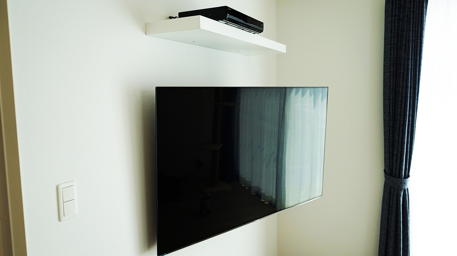 リビングでスッキリさと稼働するテレビを強く意識されてPanasonic・VIERAの55インチ有機ELテレビ「TH-55FZ950」を壁掛け 画像No.2