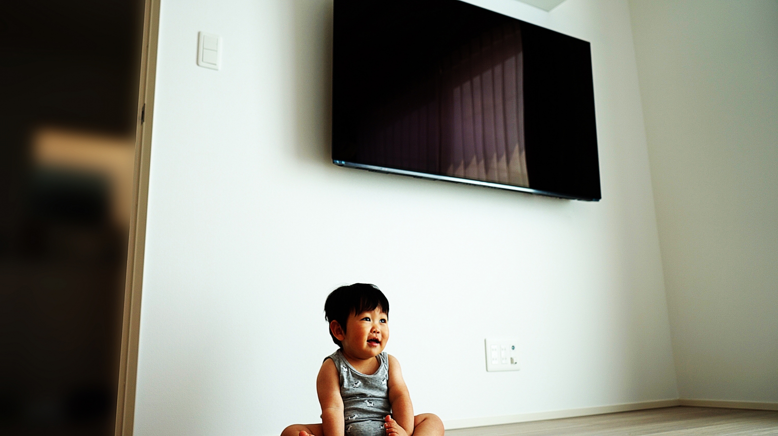 リビングでスッキリさと稼働するテレビを強く意識されてPanasonic・VIERAの55インチ有機ELテレビ「TH-55FZ950」を壁掛け 画像No.3