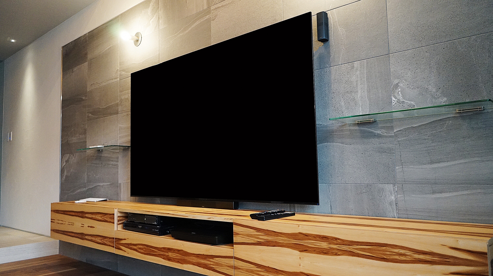 エコカラット壁にソニー有機ELテレビ「KJ-77A9G」の壁掛けとBOSEホームシアターの設置 画像No.1