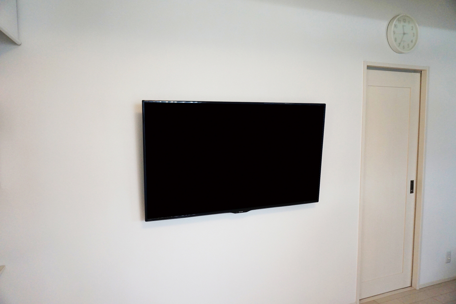 収納を上手に使ってすっきりな壁掛けテレビを実現 画像No.1