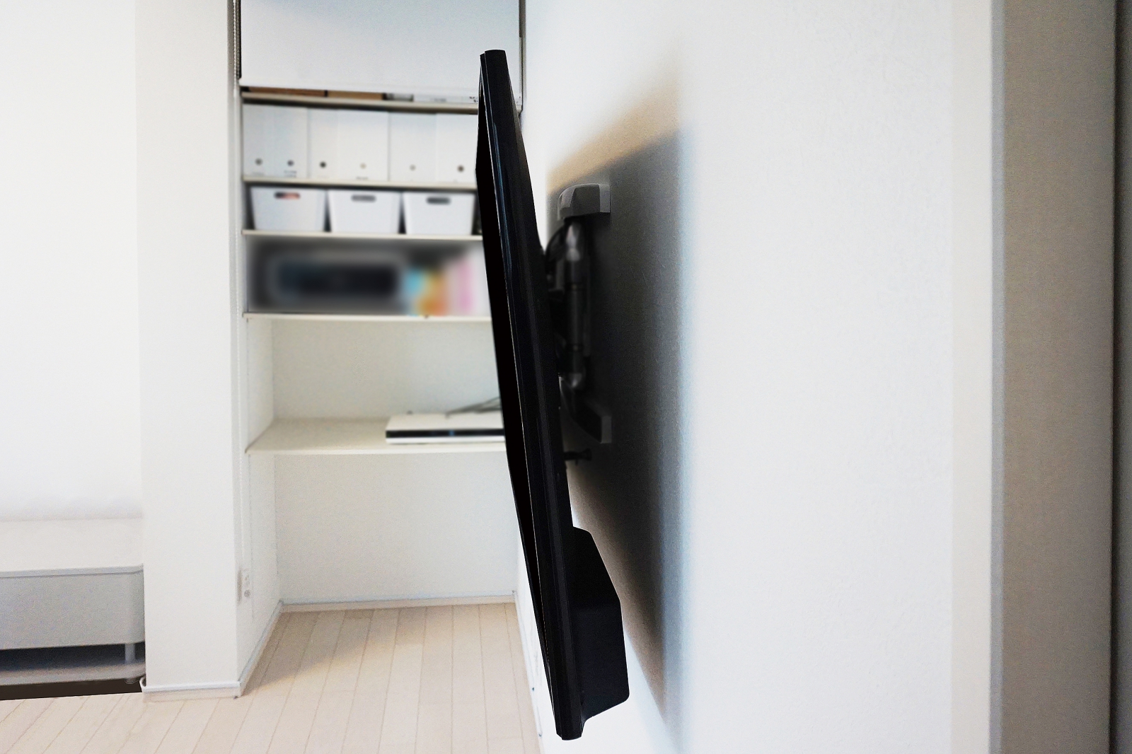 収納を上手に使ってすっきりな壁掛けテレビを実現 画像No.2