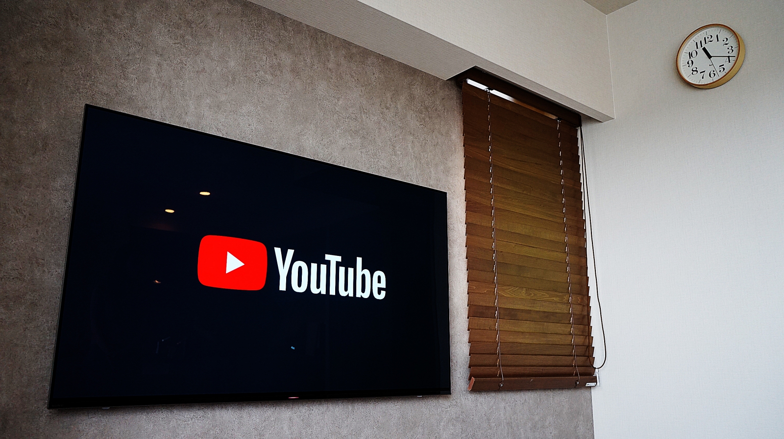 アクセントクロスの壁にテレビだけの理想的な壁掛けを実現致しました。【ソニー・ブラビア有機ELテレビ「KJ-55A8F」】 画像No.2