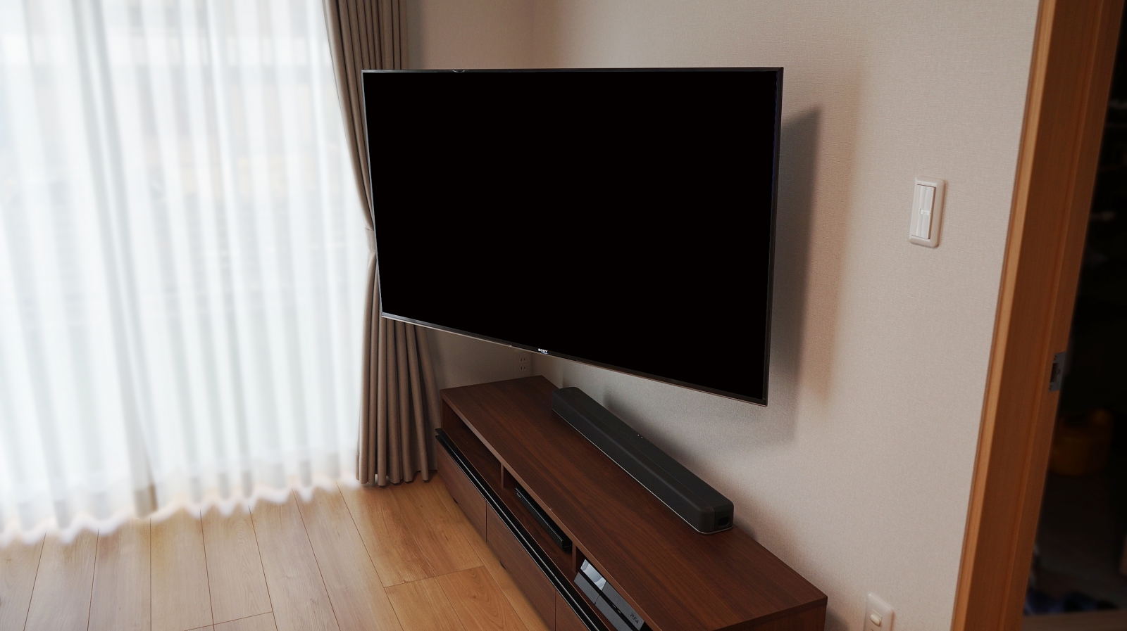 テレビ壁掛け後の視認性も考えられてソニー・ブラビア「KJ-55X9500G」を壁掛け 画像No.1