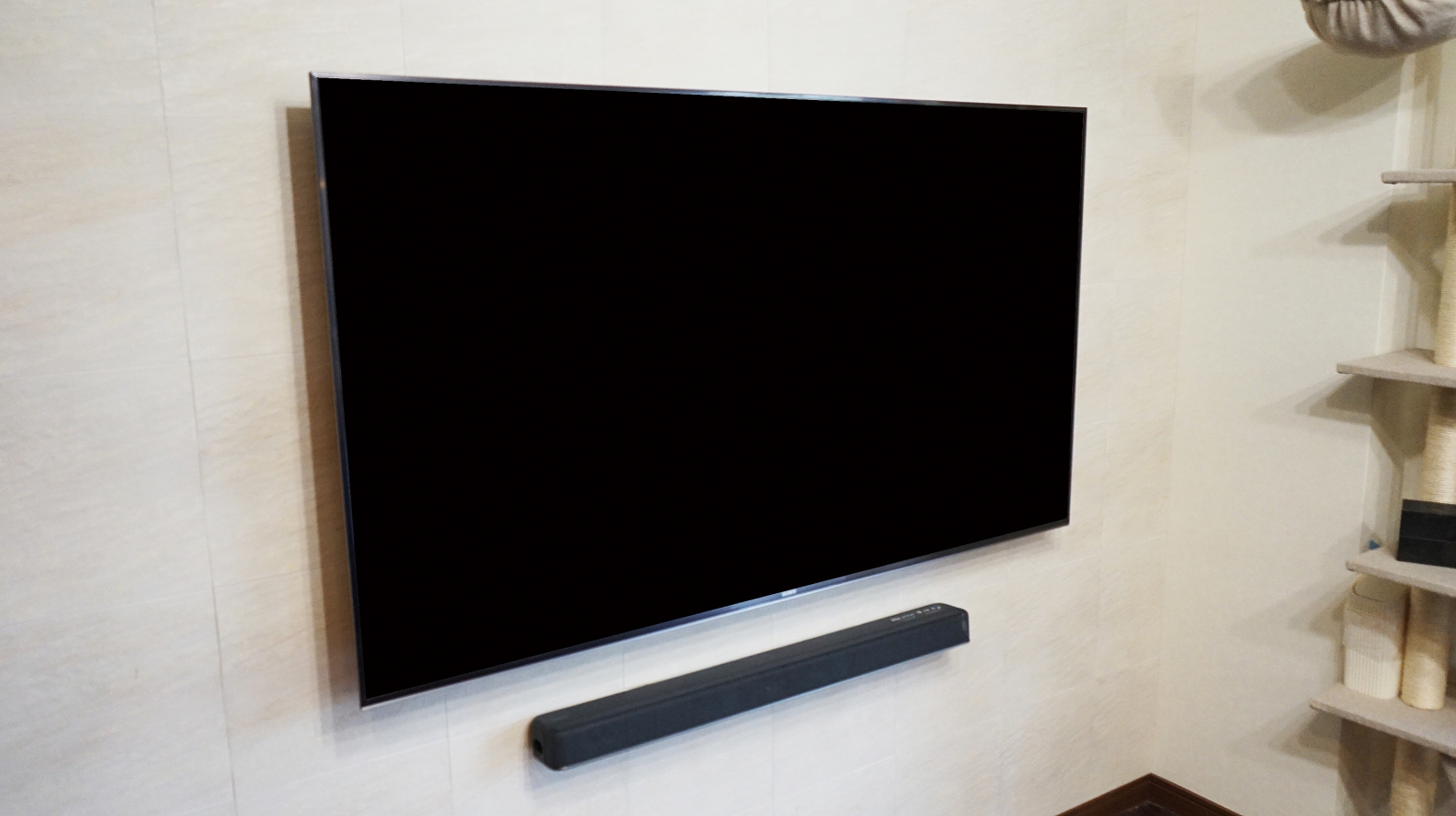 エコカラット壁にソニー・ブラビア「KJ-65X9500G」とサウンドバー「HT-X8500」を壁掛け 画像No.2