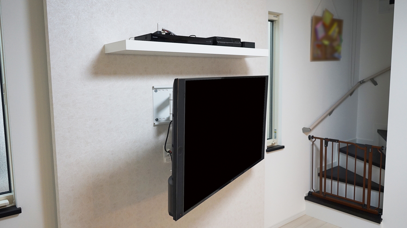 デザイン性の高いふかし壁にPanasonic・VIERA「TH-49EX850」とシェルフの壁掛け施工 画像No.1