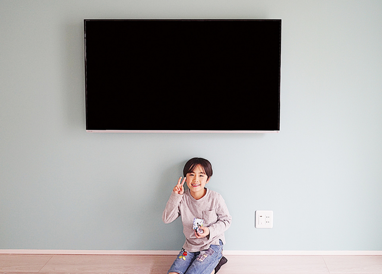 HDMIコンセント+小型HDDで何も置かない壁掛けテレビの画像