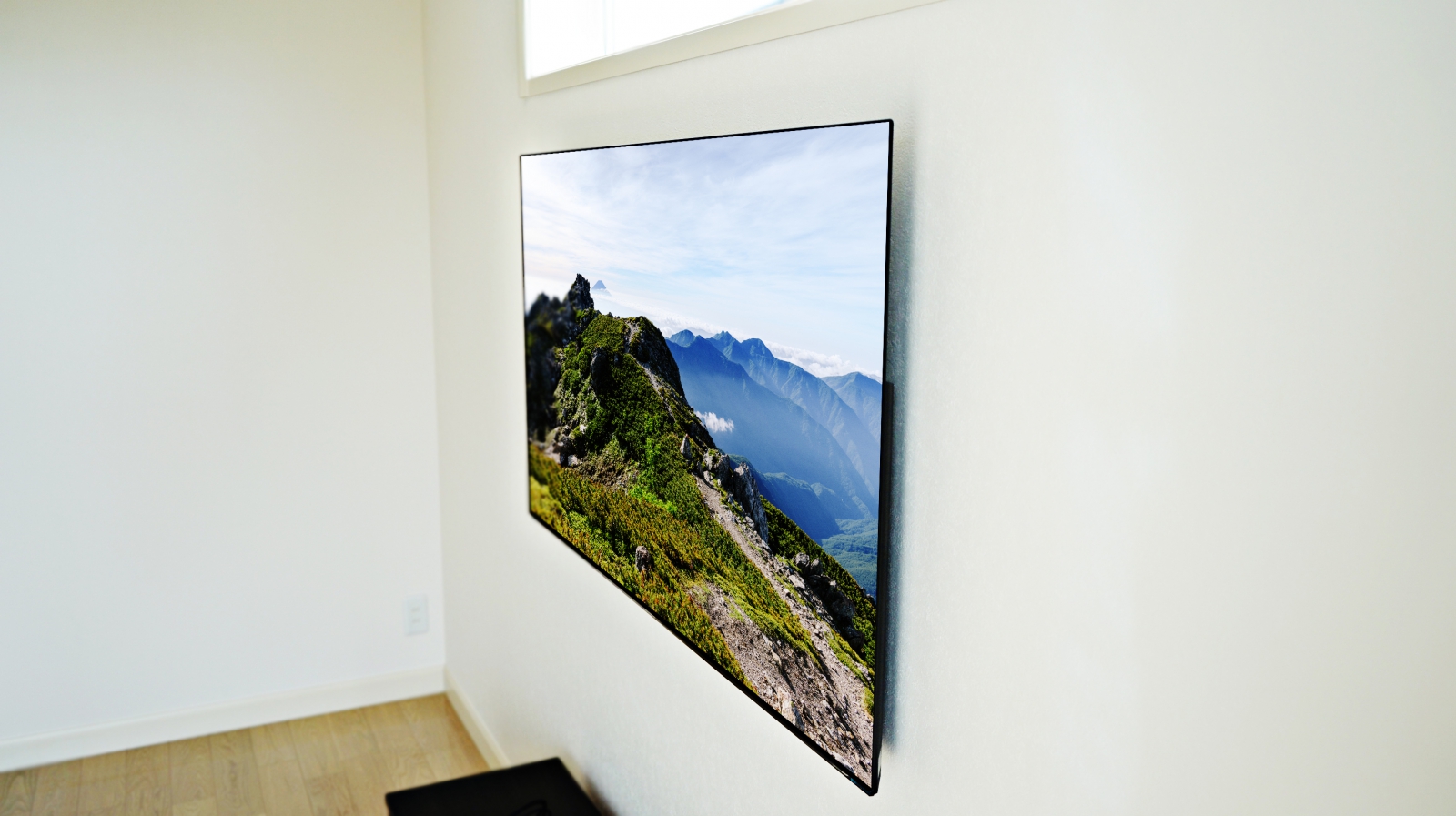 小窓からの採光も多くとても明るいリビングにPanasonic・VIERAの有機ELテレビ「TH-55GZ1000」を壁掛け 画像No.1