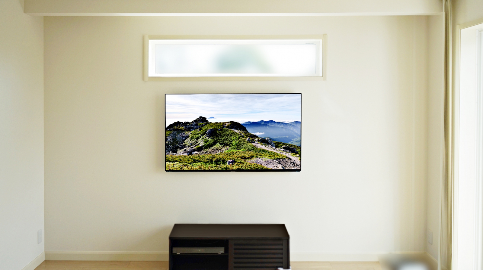 小窓からの採光も多くとても明るいリビングにPanasonic・VIERAの有機ELテレビ「TH-55GZ1000」を壁掛けの画像