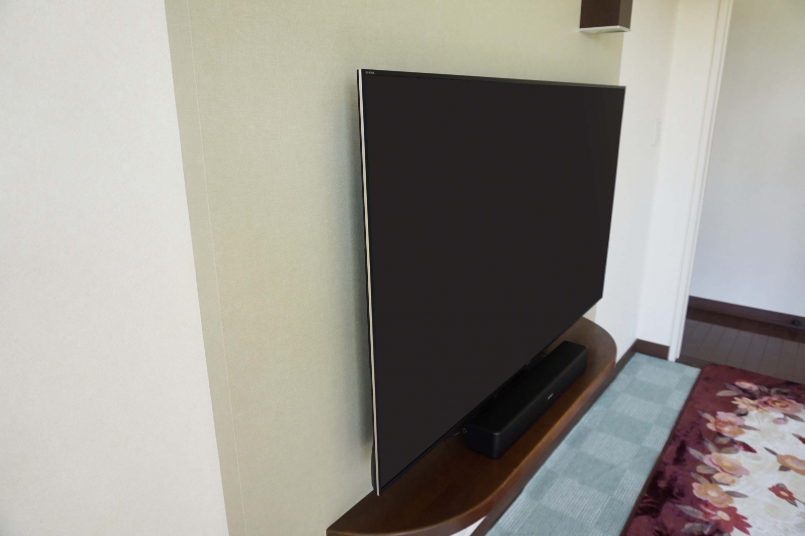 吹かされた壁面とフロートラックがとても印象的なお部屋にソニー・ブラビア「KJ-55X9000E」を壁掛け 画像No.2