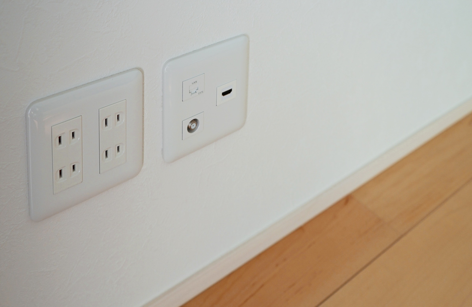 常滑市で55インチビエラを壁掛け（HDMI専用コンセント増設） 画像No.1