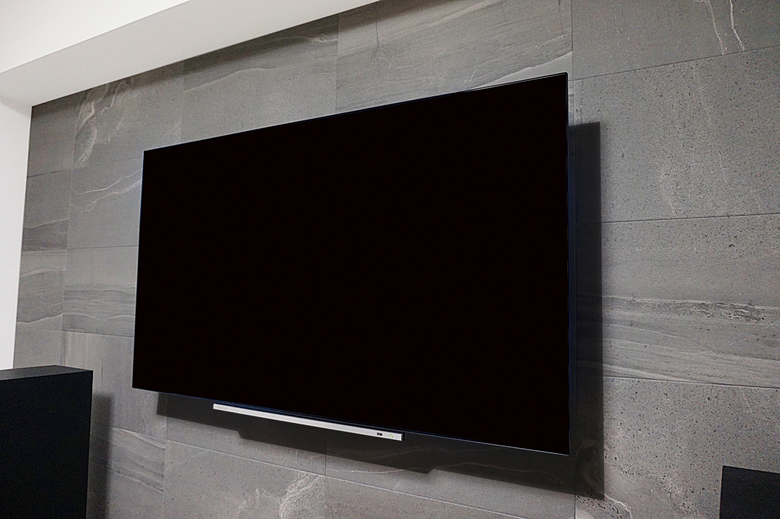 テレビの壁掛けとホームシアターをマッチング。渋い大人の空間に。 画像No.1