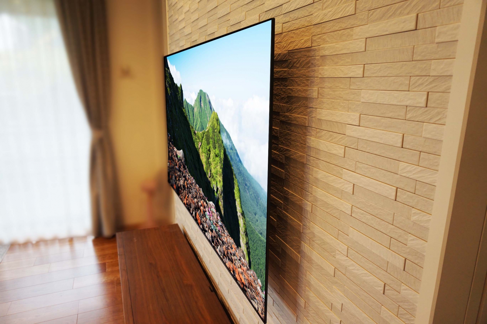 エコカラットとスポットライトと壁掛けテレビ 画像No.1