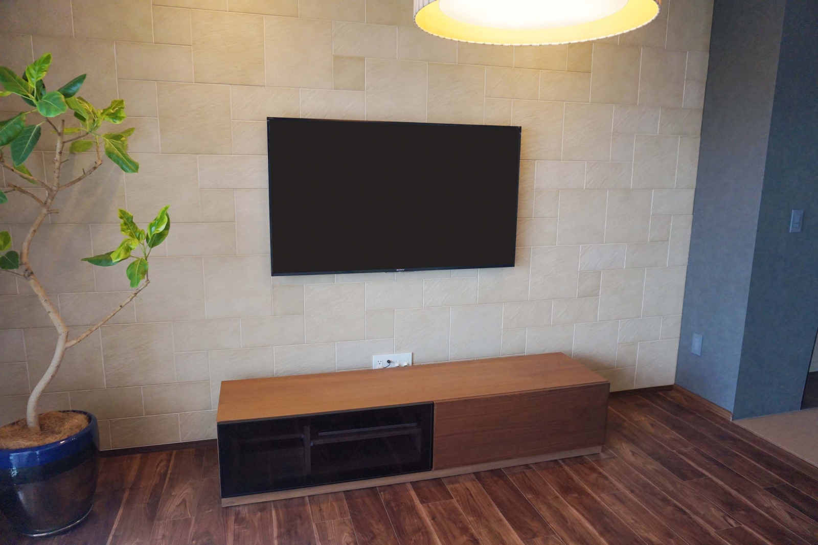 こだわりの空間には壁掛けテレビとエコカラット 画像No.1