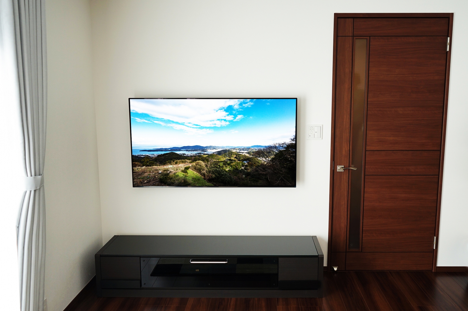 テレビ壁掛けを建築段階から強くイメージされて、設置後の使い勝手も考えたケーブル等のご準備も万端でした。