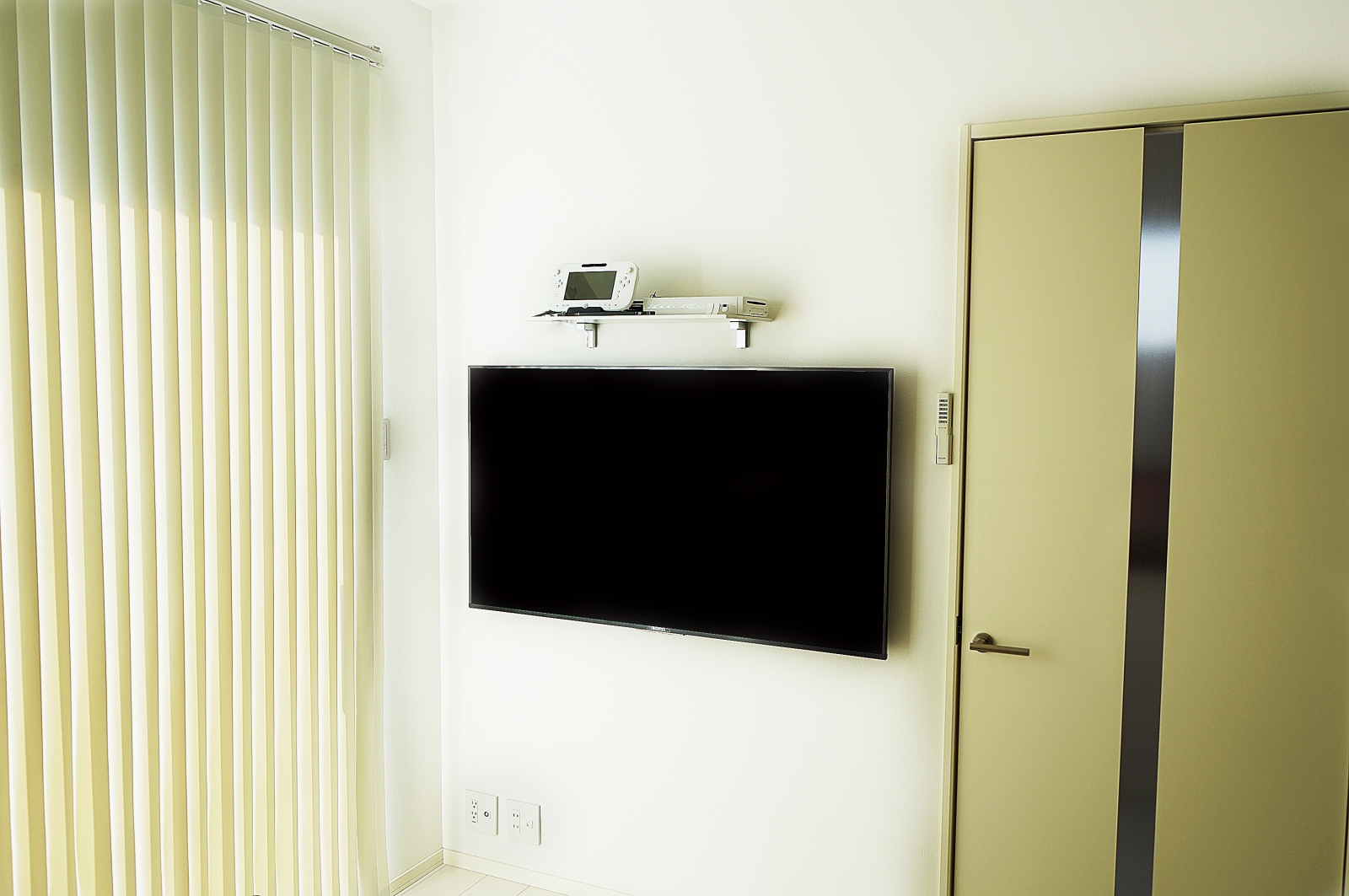 テレビ台を動かすことができればお子さんも遊び場が広がってとても嬉しいですよね。壁掛けテレビとテレビ上のシェルフにゲームをあしらってみてはいかがでしょう。遊び盛りの子供たちにはマリオは欠かせませんよね。

寝室にも壁掛けテレビをセッティング。
場所をすこしでも多く確保したい寝室でも、壁掛けテレビは大活躍。