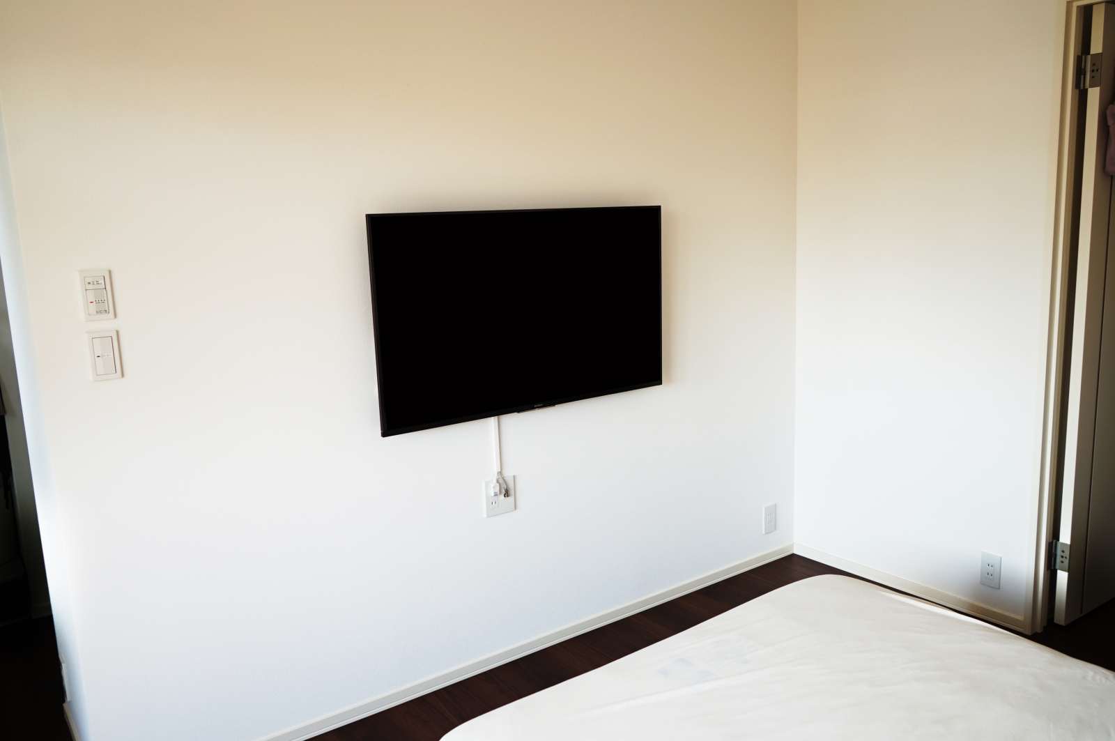 子供の遊ぶスペースを最大限に活かせる壁掛けテレビとウォールシェルフの組み合わせ 画像No.3