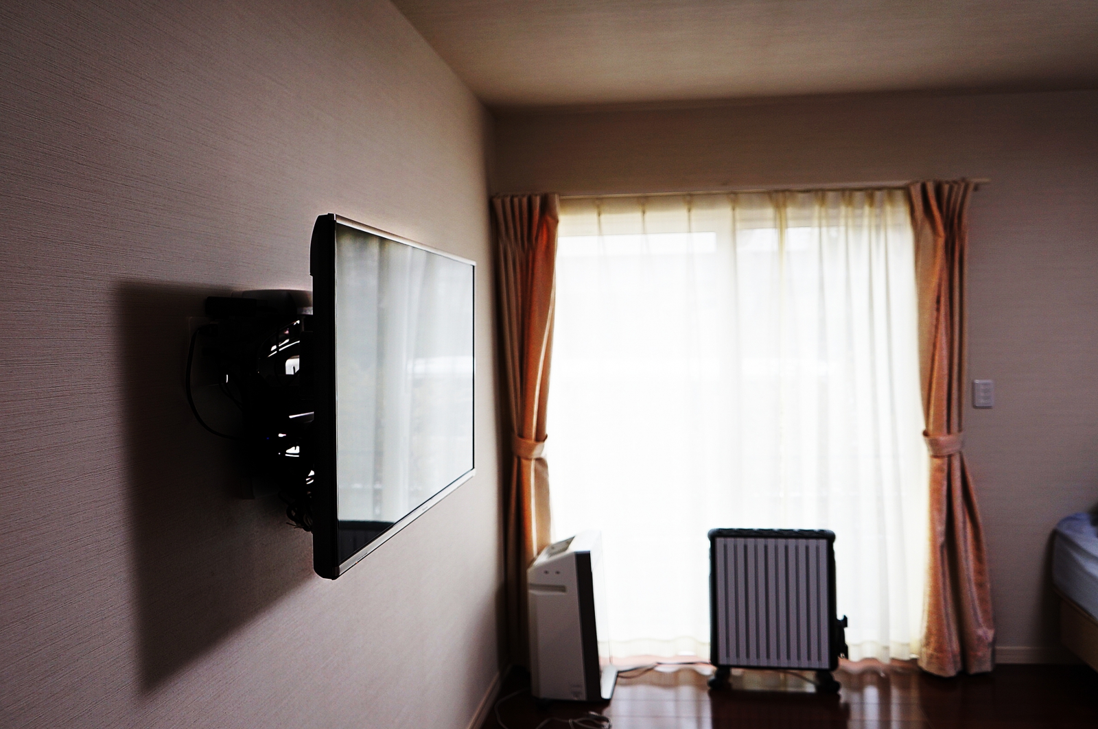 寝室の壁掛けテレビは省スペースと耐震面でとても魅力的です。 画像No.2