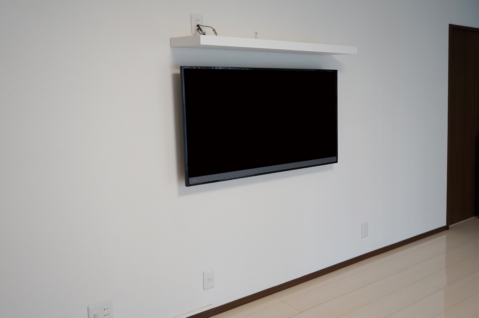 広い壁のフラット感とマッチする壁掛けテレビ 画像No.1