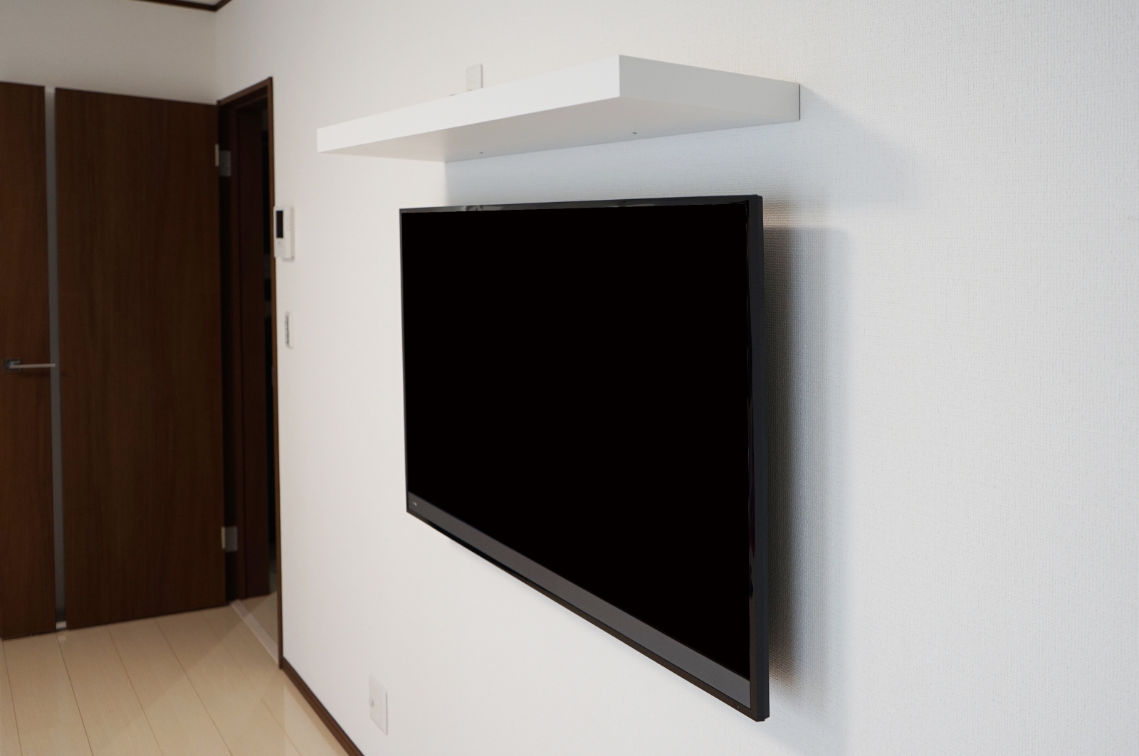 広い壁のフラット感とマッチする壁掛けテレビ 画像No.2