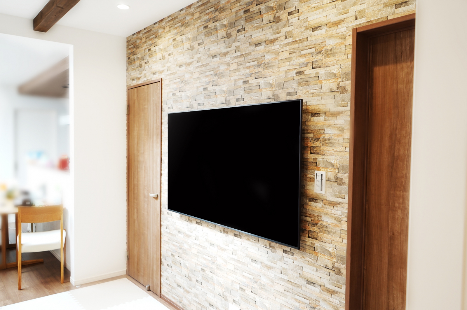 壁掛け施工までの3～4か月前からしっかりとご準備された壁掛けテレビができる空間です。お子さんの手が届かないように壁掛け高さをしっかり調整しております。