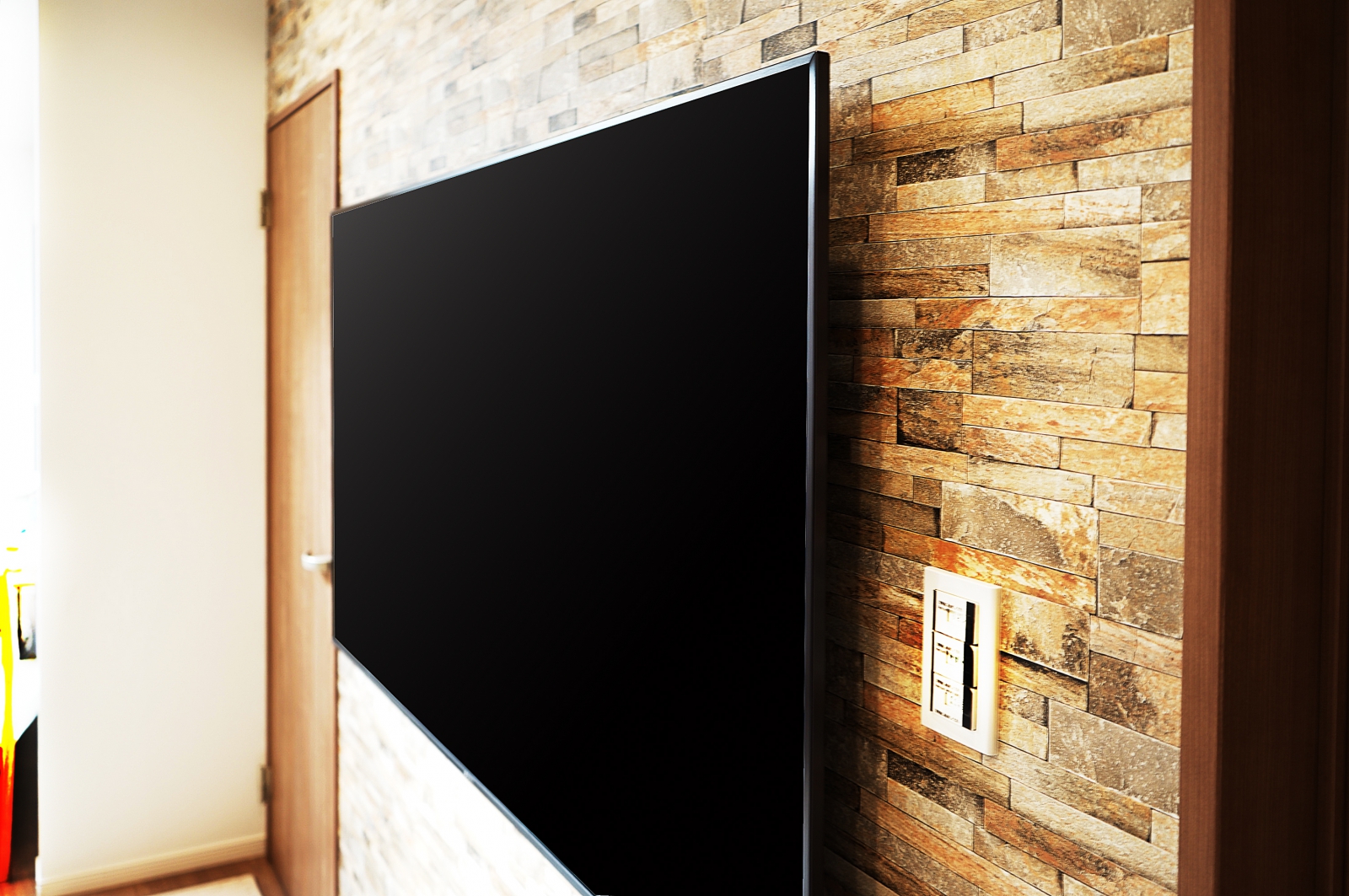 お子さんの手の届かない高さに気を使って、65インチ液晶テレビを壁掛け 画像No.3