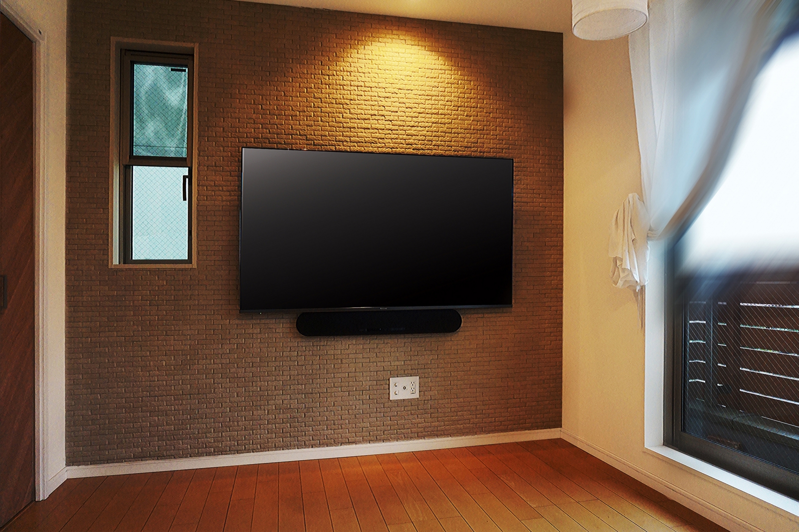エコカラット「ランド〈石ハツリ面〉」が施されたリビングに、Panasonic・VIERA「TH-65FX800」を壁掛けさせて頂きました。

エコカラットとスポットライトの組み合わせからは高級感を強く感じさせていただき、テレビと合わせてサウンドバーの壁掛け施工も同時に承らせていただきました。

オーナー様はテレビが壊れてしまい、買い替えるタイミングで壁掛けテレビにと考えられたそうで、「壁掛けテレビでは見た目のスッキリさにも魅力を感じましたが、一番に掃除しやすい事に惹かれた事がキッカケです。」と仰っておられました。

エコカラット壁への補強の事や、壁掛けテレビにするに当たっての配線イメージを施工前よりご相談頂いておりました。
エコカラットの施工実績をご覧いただけた事や、事前のお部屋写真等からのコンサルより施工のご用命を承らせて頂きました。

仕上がりにも「とても良いです」と大変喜んで頂く事が出来ました。
