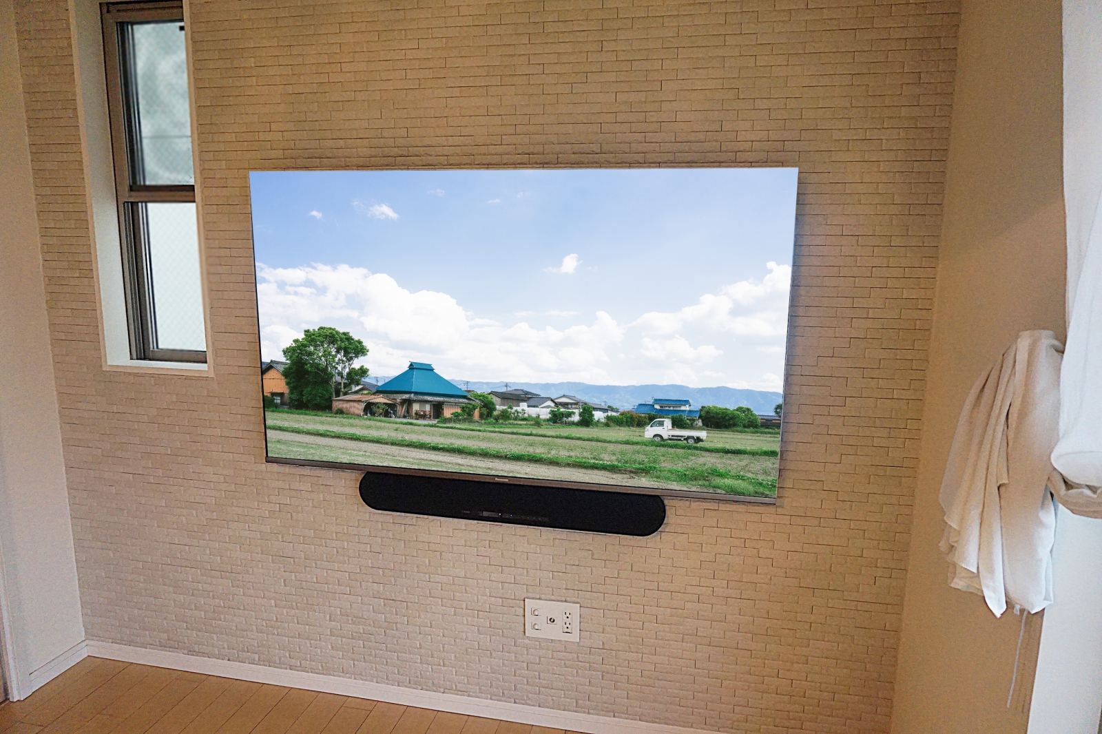 エコカラット「ランド〈石ハツリ面〉」とスポットライトが美しいリビングに壁掛けテレビ 画像No.2