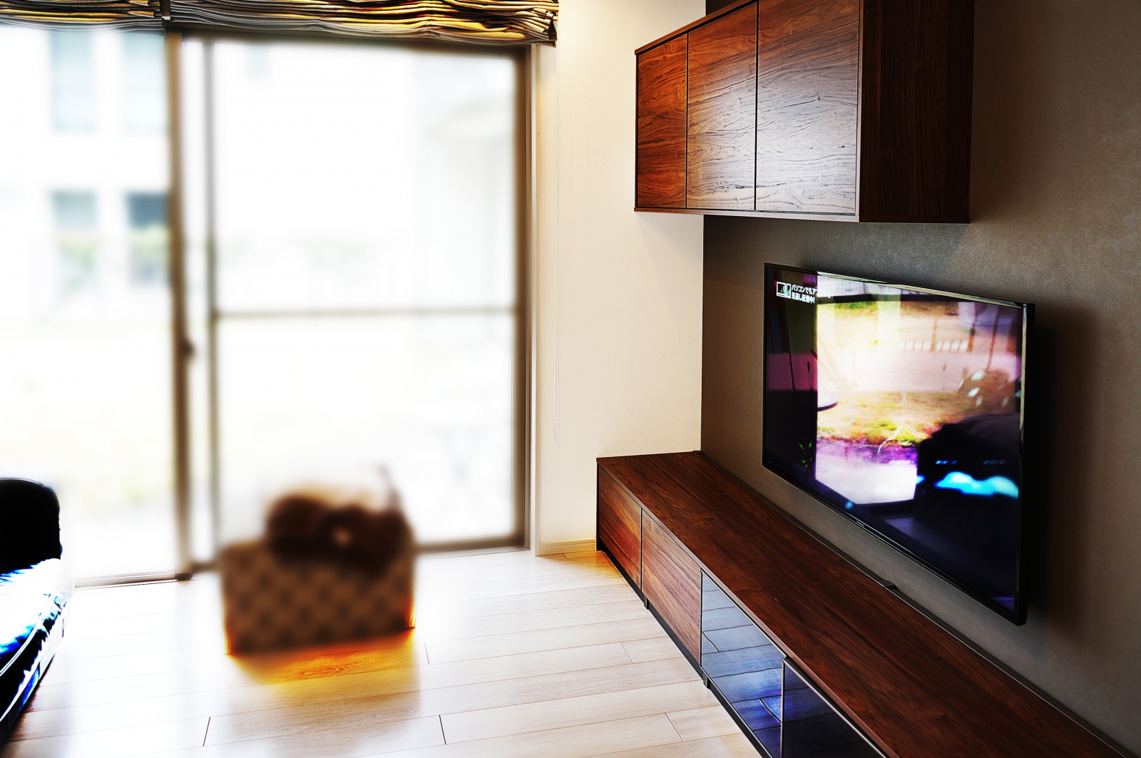 一体型収納棚とのバランスも美しい55インチ液晶テレビの壁掛け 画像No.1