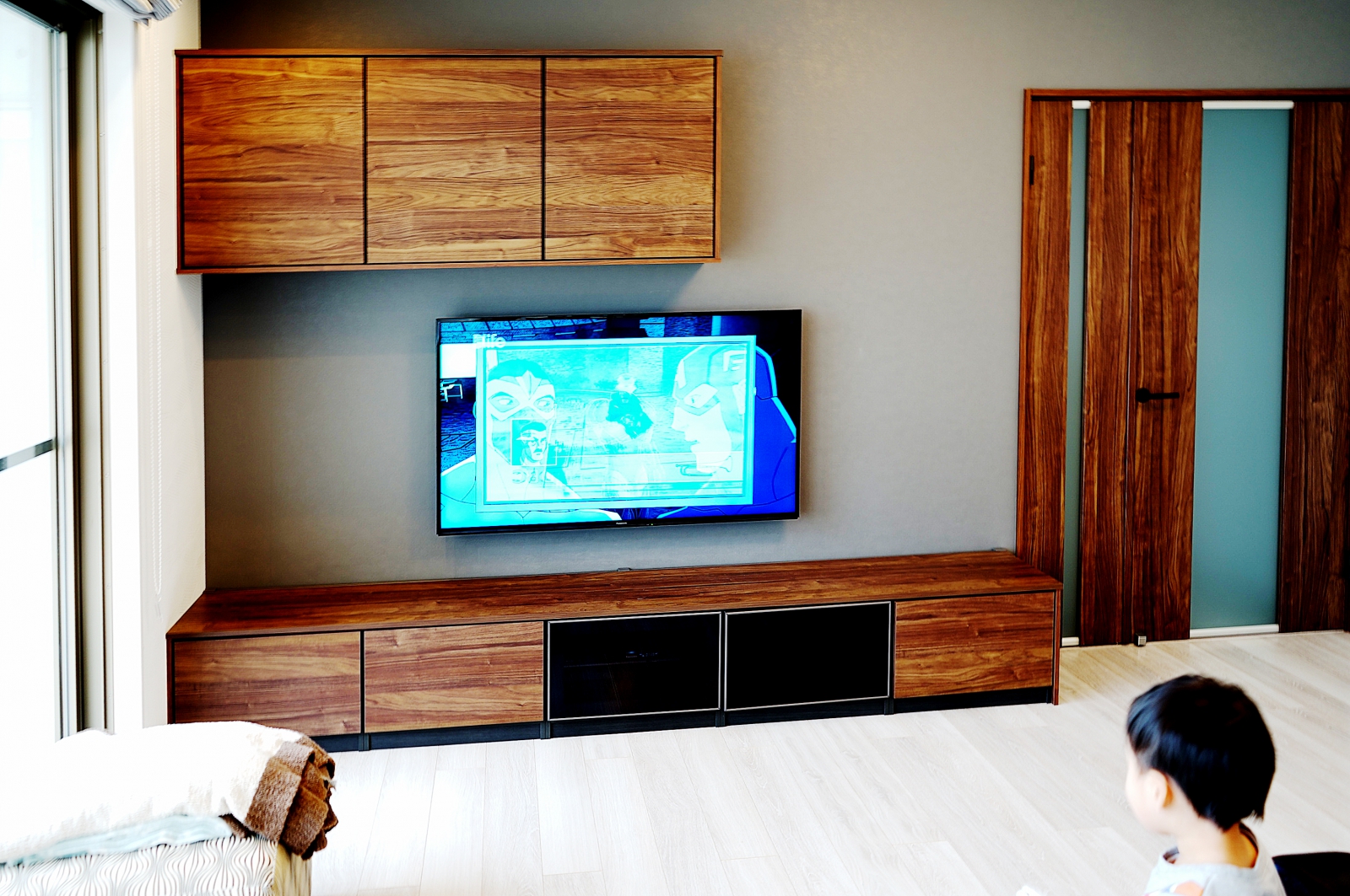 一体型収納棚とのバランスも美しい55インチ液晶テレビの壁掛け 画像No.2