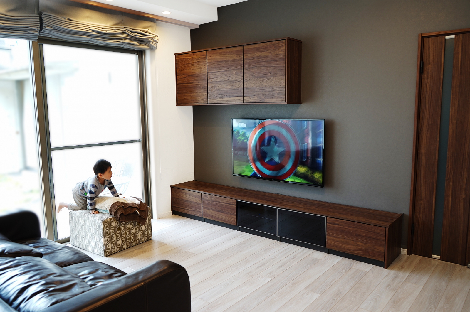 一体型収納棚とのバランスも美しい55インチ液晶テレビの壁掛け 画像No.3
