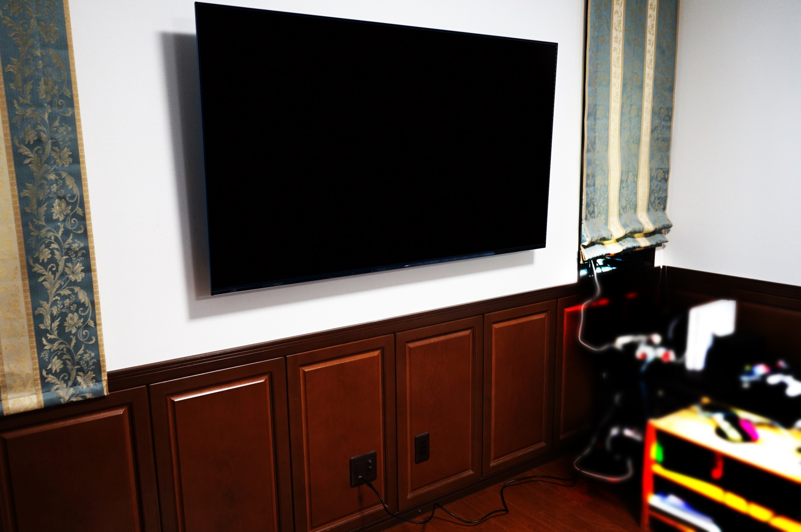 オーナー様は、壁掛けテレビの構想を長く持たれていた為、施工後には「やっと実現できました！」と大変喜んでおられました。
省スペースさを意識した中で、2019年2月現行モデル・ブラビアの有機ELテレビで本体薄さが際立つ「A8F」をお選びいただきました。
有機ELテレビの黒へのこだわりと65インチテレビとは思えない壁からの出幅に感動します。