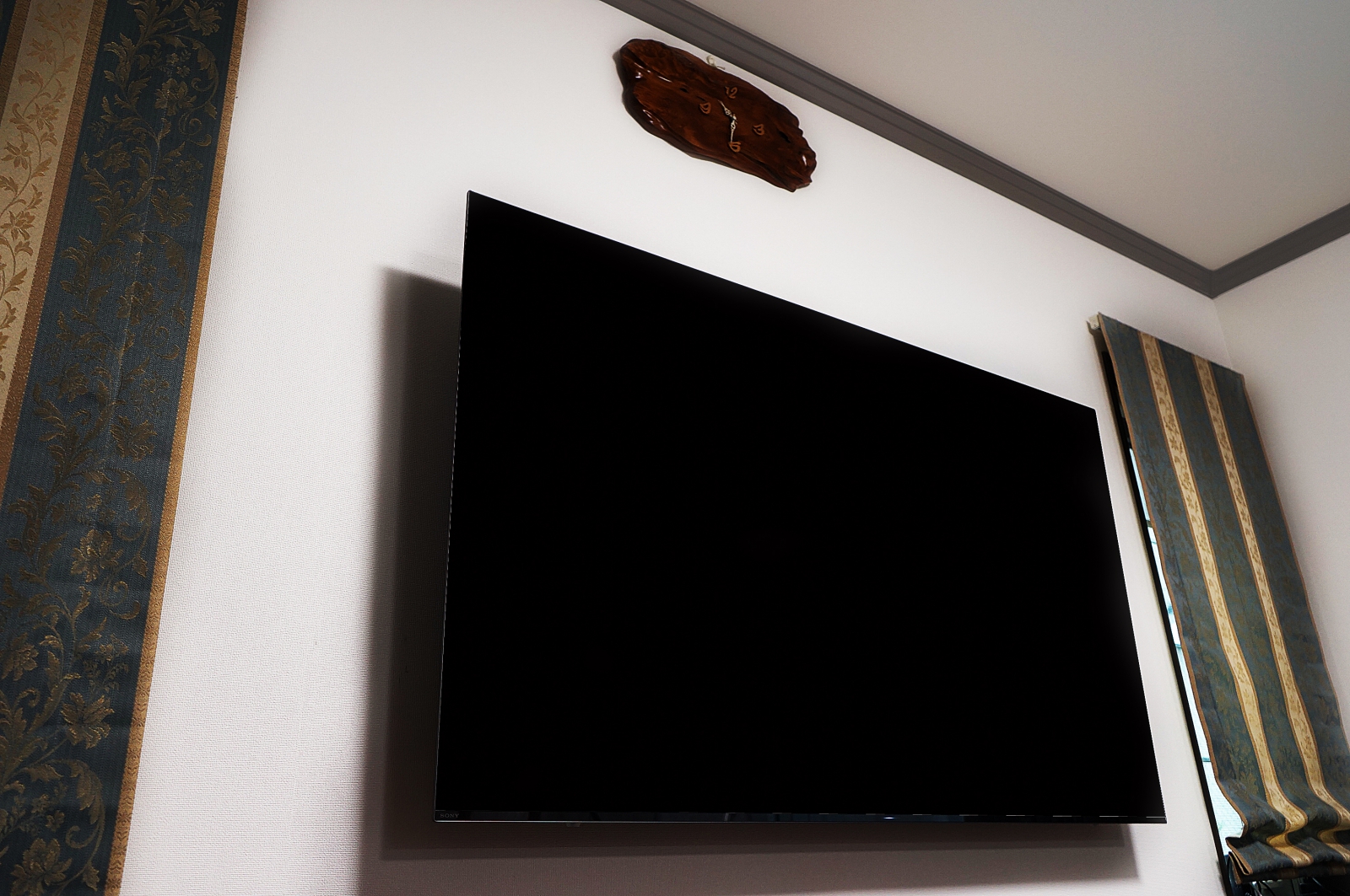 雰囲気とライフスタイルに合わせて65インチ有機ELテレビ「KJ-65A8F」の壁掛け 画像No.1