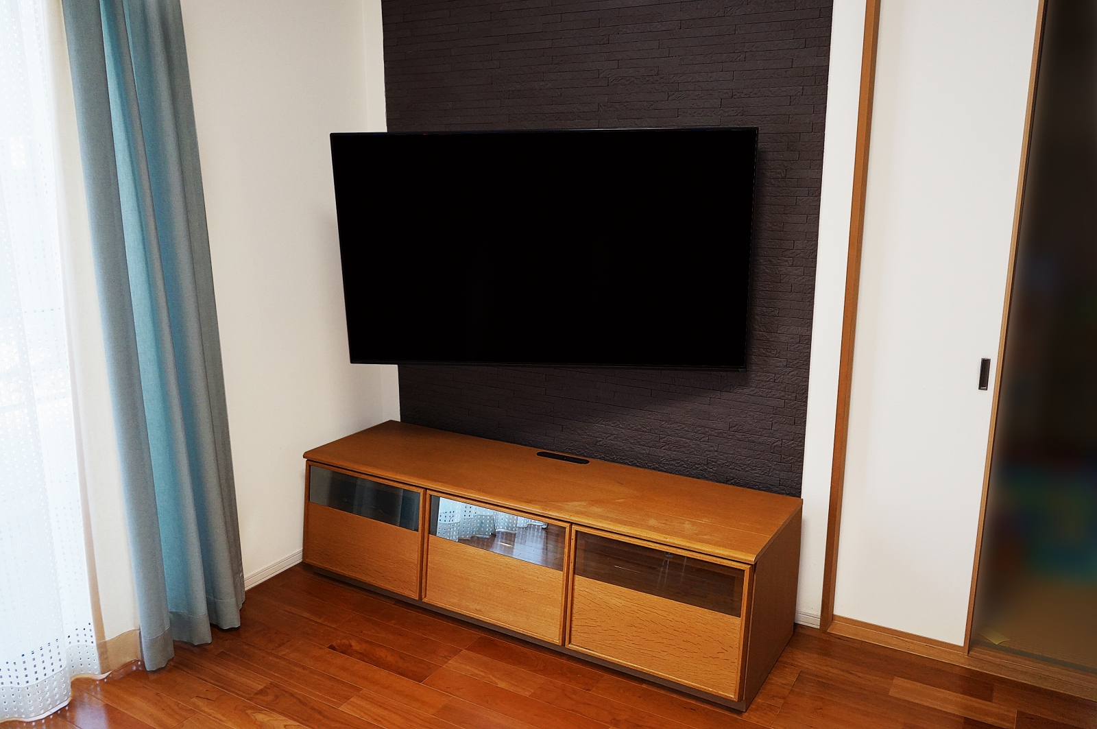 55インチ有機ELテレビの壁掛けとエコカラットの同時施工 画像No.2