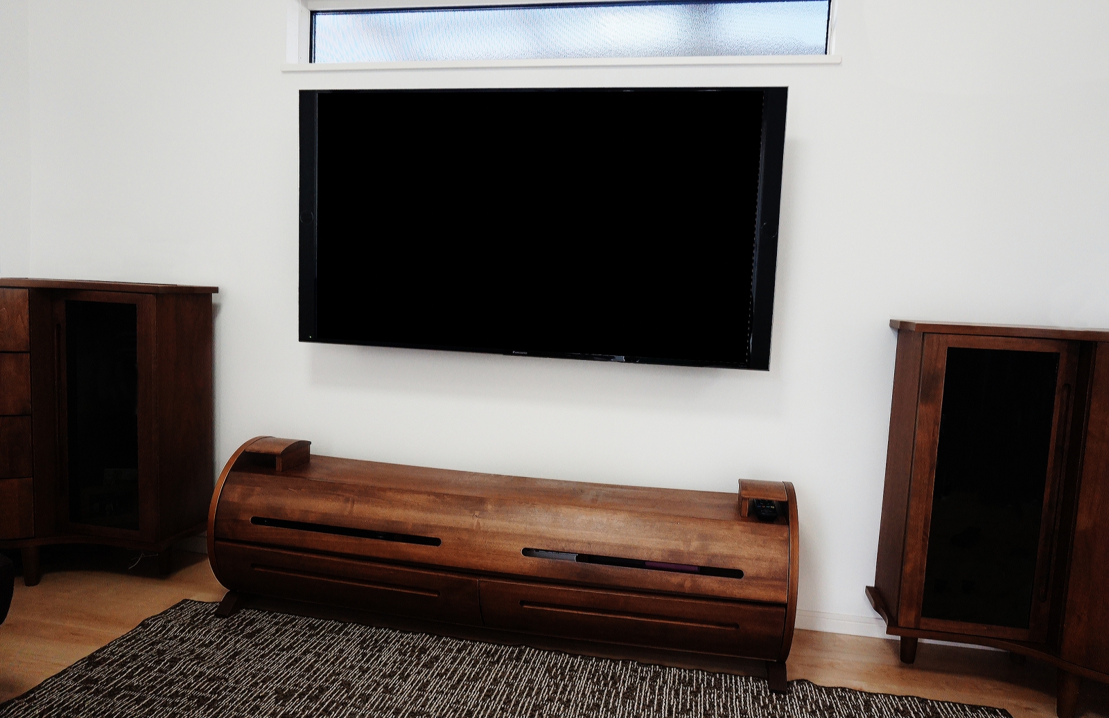 リビングのウッド調の統一された家具が美しい空間にPanasonic・VIERA「TH-55EX850」を壁掛けさせていただきました。

