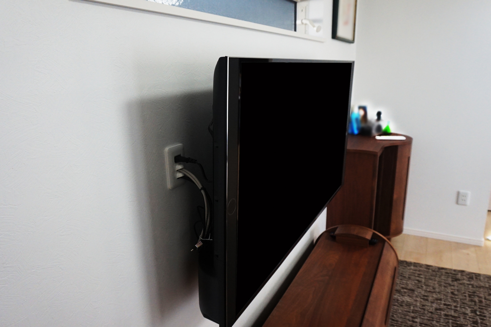 ウッド調の家具に囲まれた空間にPanasonic・VIERA「TH-55EX850」を壁掛け 画像No.1