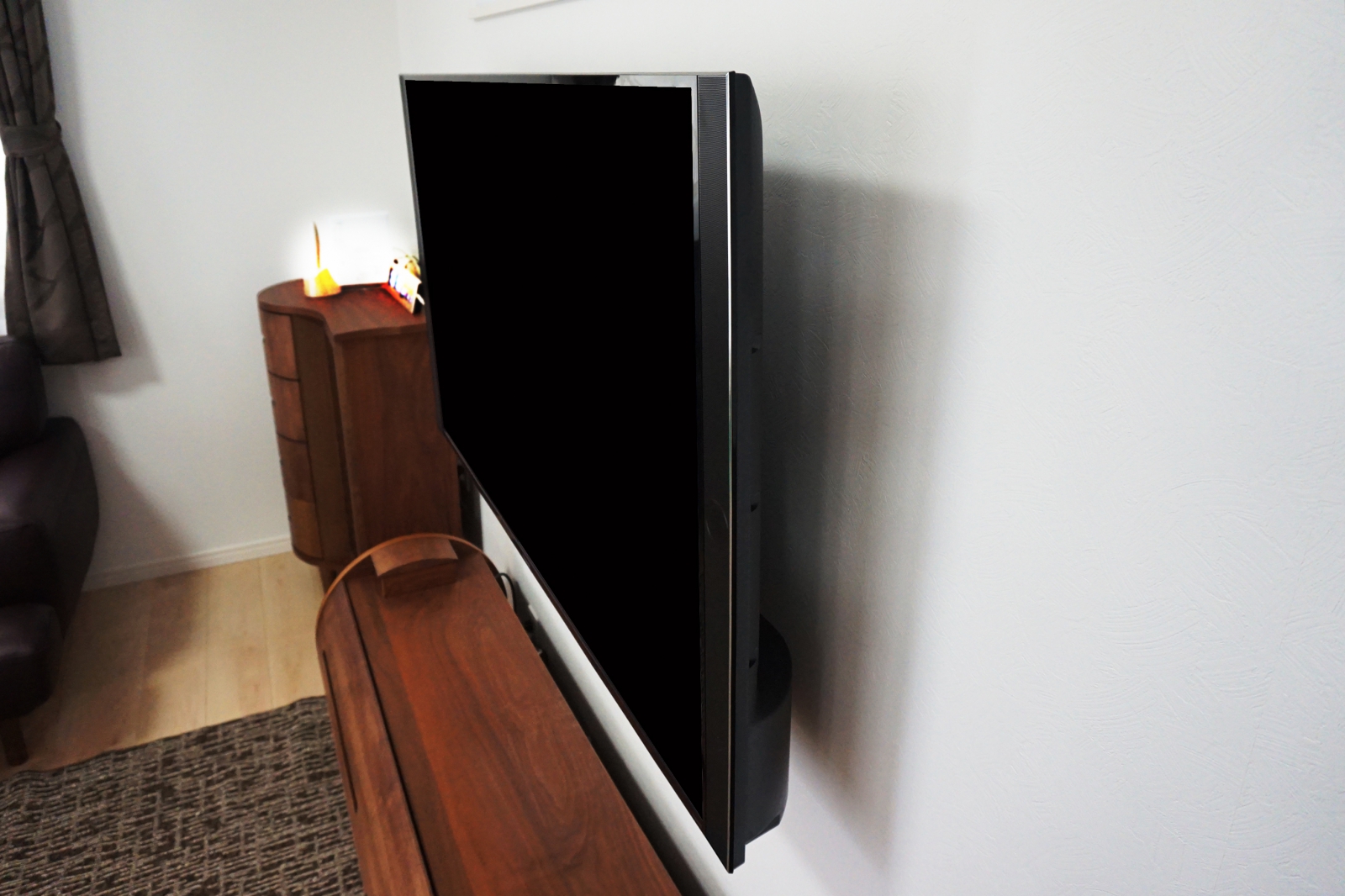 ウッド調の家具に囲まれた空間にPanasonic・VIERA「TH-55EX850」を壁掛け 画像No.2