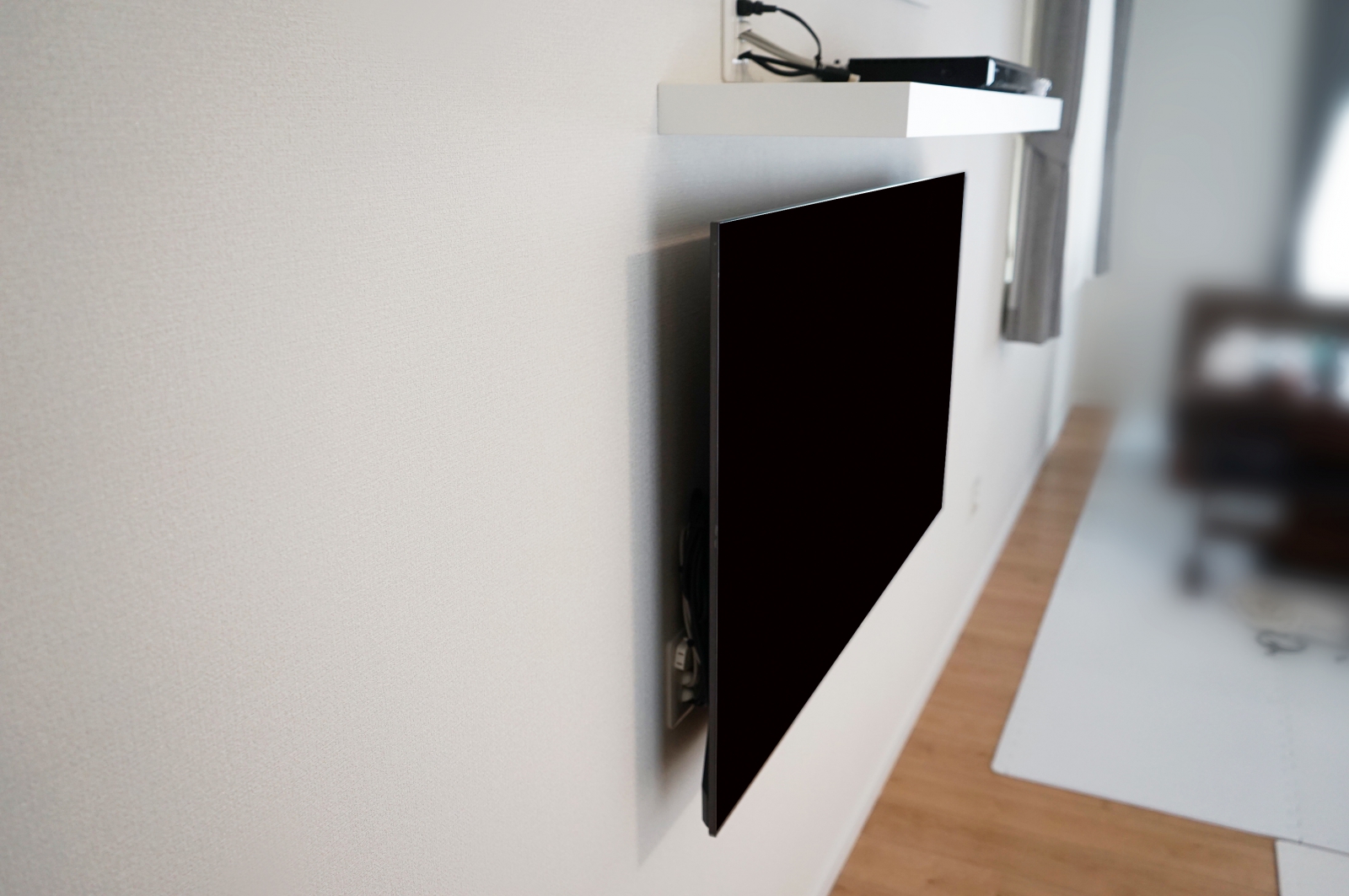 壁掛けテレビとシェルフによってオーナー様が求めていた空間に。 画像No.3