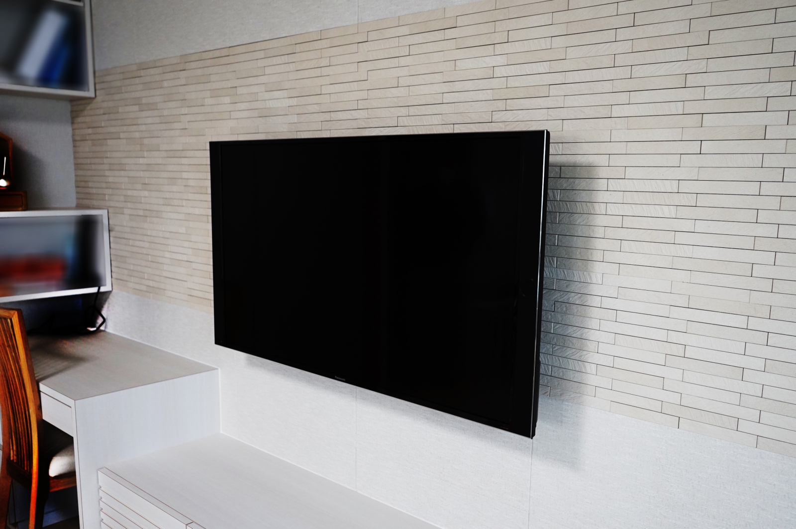 2種類のエコカラットを基調にした壁に49インチ液晶テレビを壁掛け施工 画像No.3