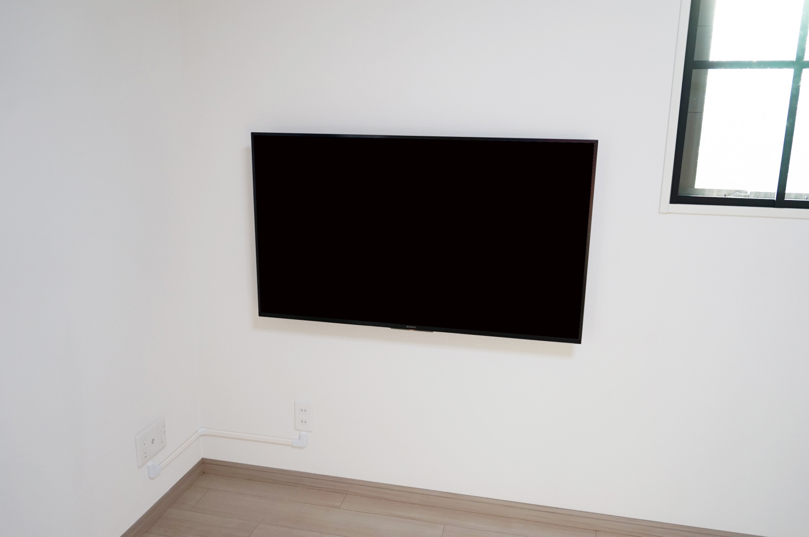 コンセントから対角位置でも宙に浮いた「壁掛けテレビ」を実現させていただきました 画像No.1
