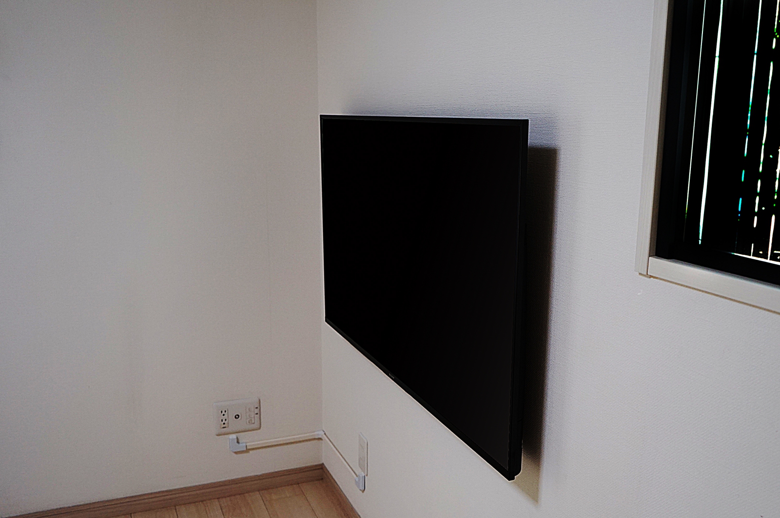 コンセントから対角位置でも宙に浮いた「壁掛けテレビ」を実現させていただきました 画像No.2