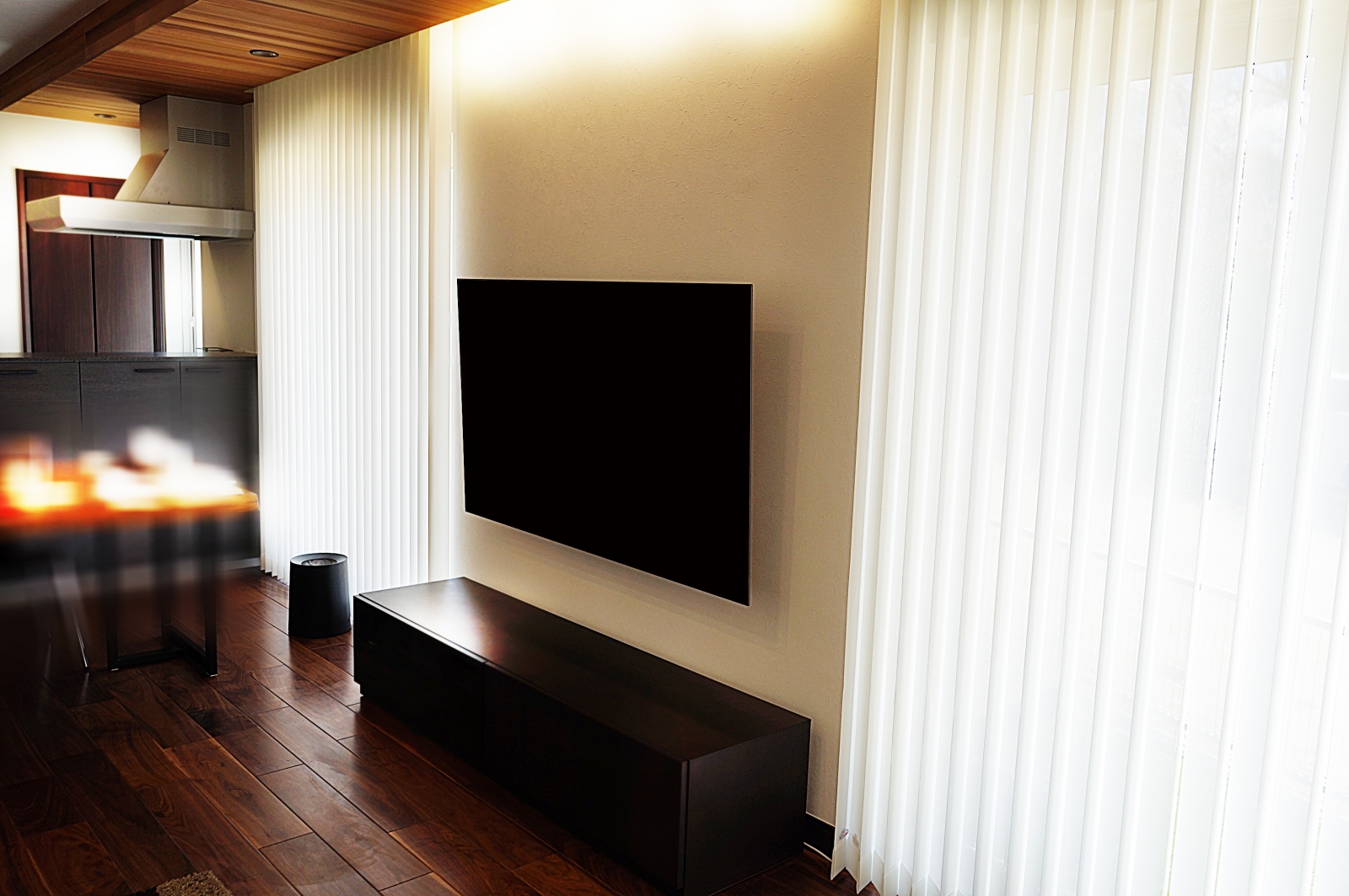 オーナー様は家を建てるにあたり、壁掛けテレビを強く意識されてご準備されたとお伺い致しました。
男性の方では高級感を演出する壁掛けテレビをどうしても実現させたいという声を多くお聞きします。
お部屋の雰囲気にテレビボードと間接照明がとても美しく溶け込んでいて、ハイセンスさを強く感じさせていただきました。
ブラビアの有機ELテレビ「A8F」の65インチも同時購入されて想像以上の本体薄さと映像美に大変喜んでいただけました。
