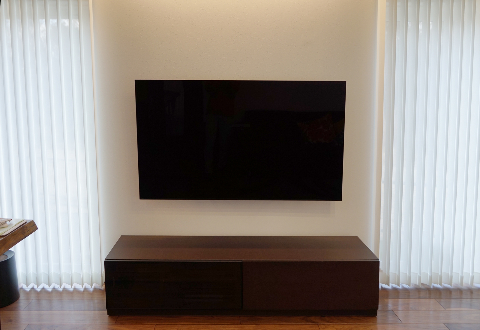 太陽光が眩しい開放的な空間にブラビア・有機ELテレビ「A8F」65インチを壁掛け施工 画像No.1