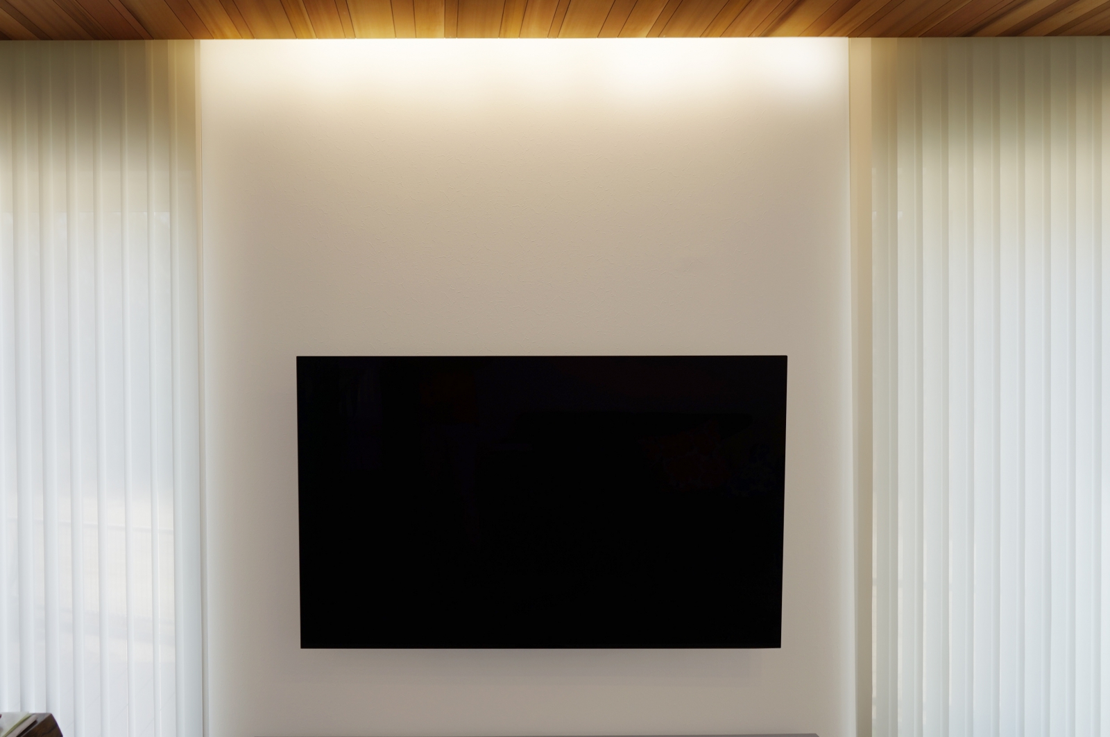 太陽光が眩しい開放的な空間にブラビア・有機ELテレビ「A8F」65インチを壁掛け施工 画像No.2