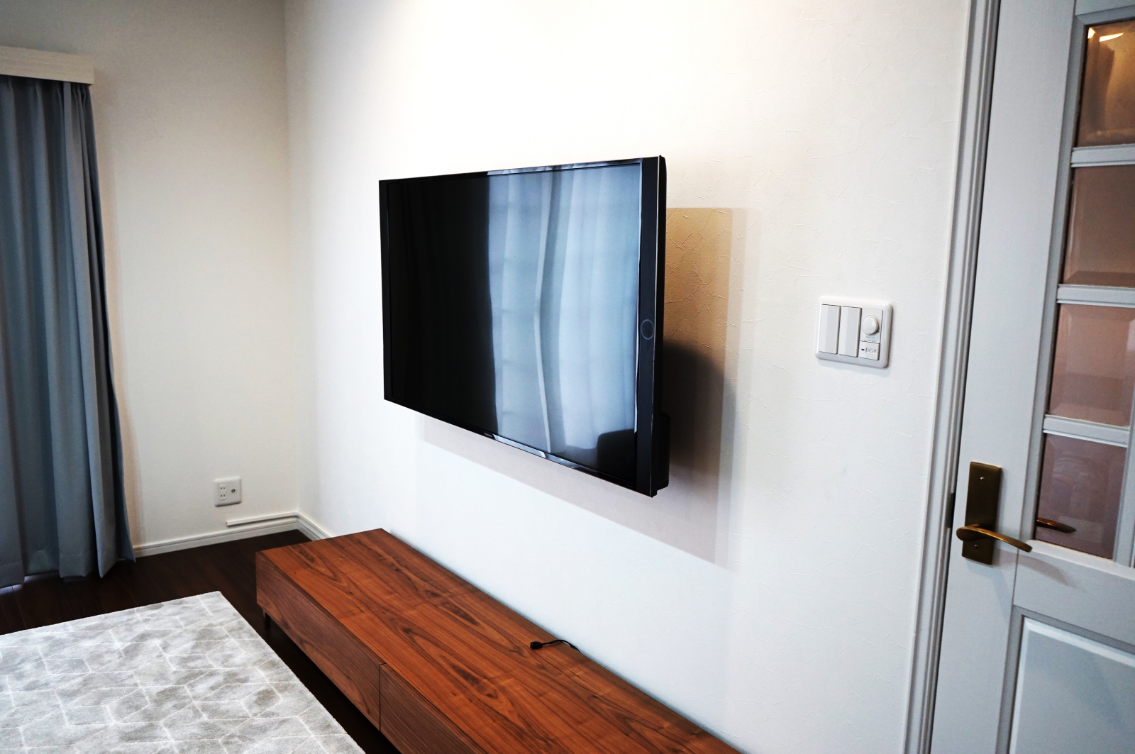 スポットライトを基準として視野角度の自由度を高くイメージされた壁掛け施工 画像No.2