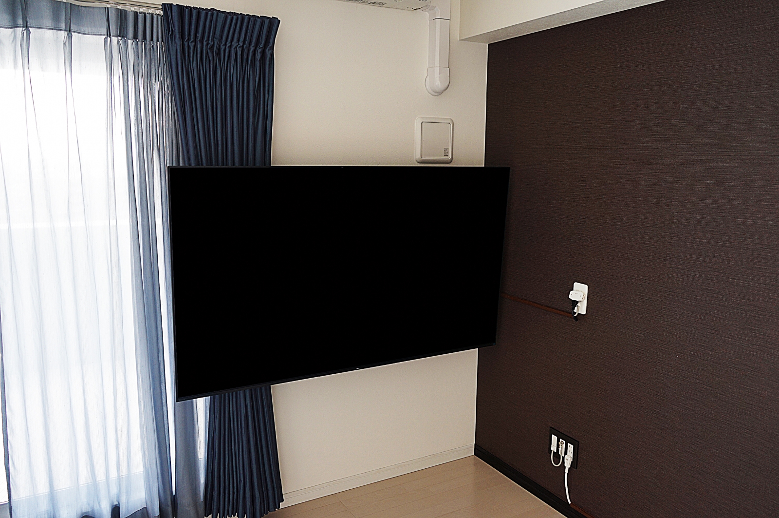 壁のコーナースペースに迫力の65インチ有機ELテレビ「A9F」を壁掛け施工 画像No.2